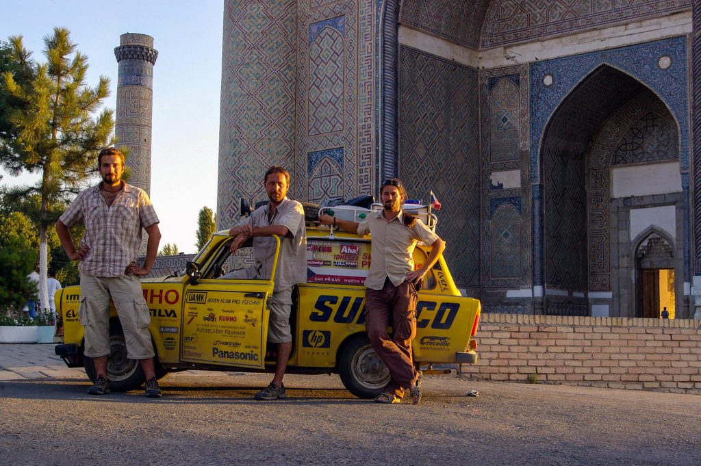 Dnes už historická fotka z první trabantí cesty: Samarkand, Uzbekistán. 