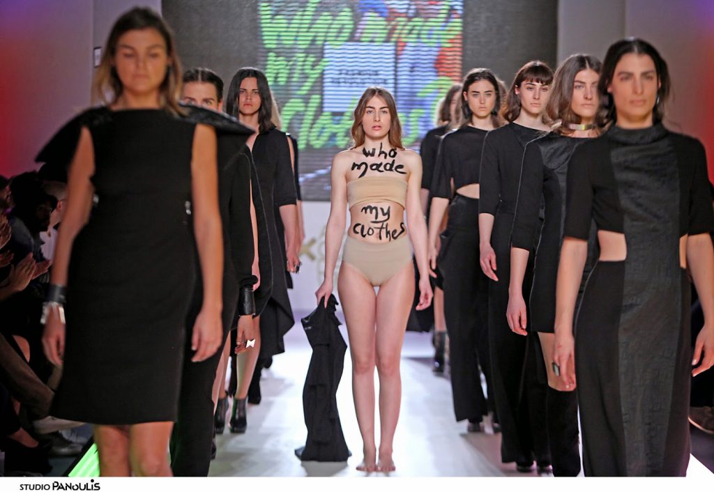 Řecká módní návrhářka Athena Korda uzavírá přehlídku své kolekce klíčovou otázkou Fashion Revolution. 