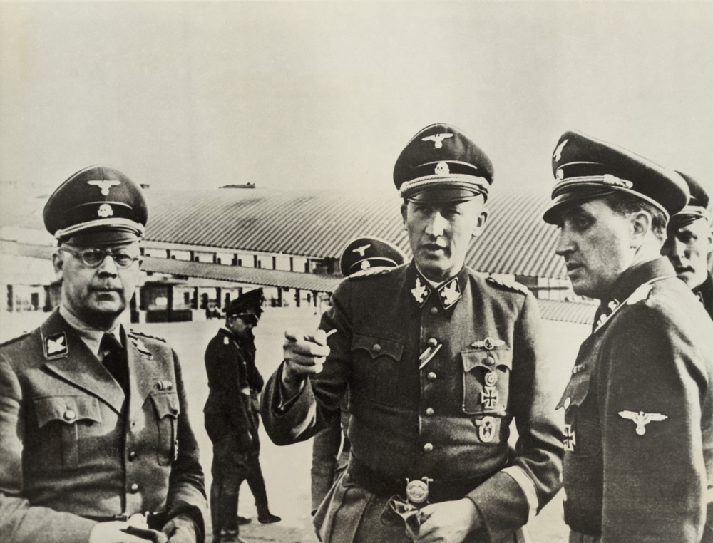 Himmler osobně. Vlevo. 