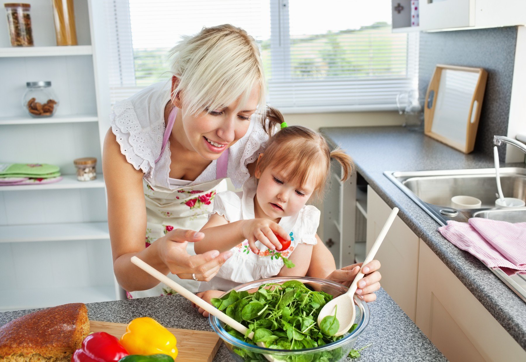 Мама готовит с ребенком. Кухня для детей. Мама с ребенком на кухне. Помогать маме по дому. Совместная готовка с детьми.